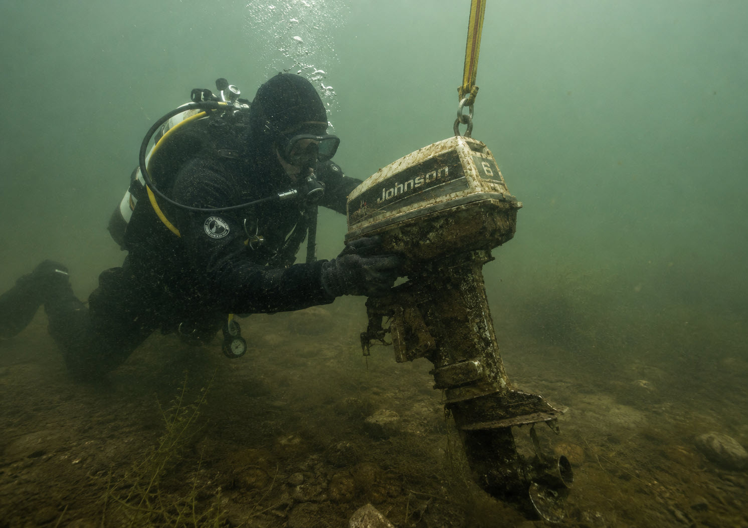 Diver recovering motor